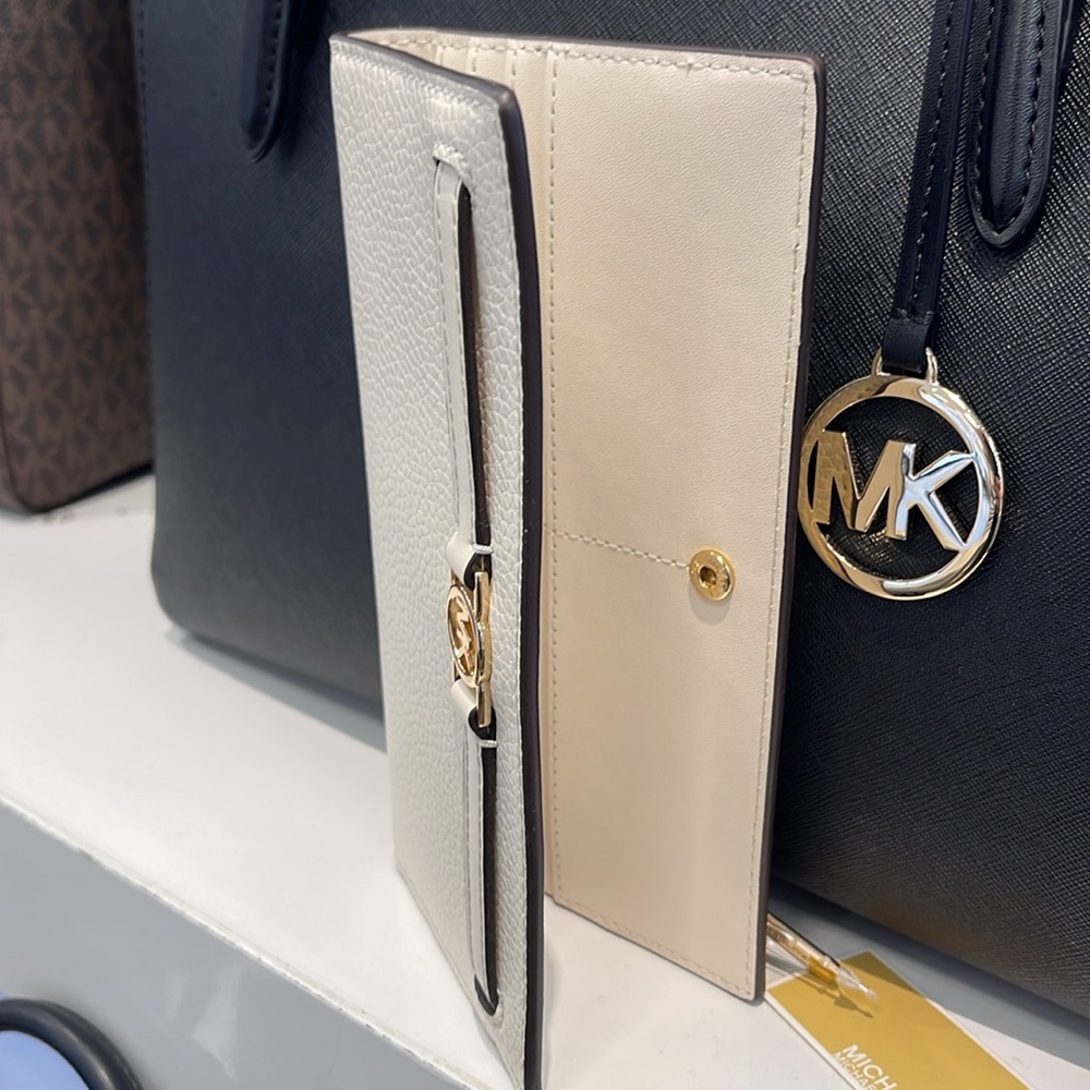 Michael Kors Reed Large Bifold Pebbled Leather Snap Wallet Card Case 
Lt Cream - Picture 14 of 16